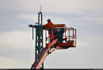 VDE 8 Komplexmaßnahme Halle Rosengarten–Angersdorf  ▶ Standort: Angersdorf/Zscherben    Montage der Oberleitungsanlage an einem neuen Mast am km 11,4.