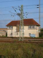 Beim Weichenwrterstellwerk in Bergen/Rgen steht dieser Abspannmast mit vier Auslegern.Aufnahme vom 13.August 2011.