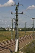 An der kurzen Neubaustrecke zwischen Bhla  und Nnchritz wird eine Speisefreileitung
als Erdkabel weitergefhrt, da eine Straen die Bahnlinie berquert.
23.06.12  10:30 Uhr 
Die Neubaustrecke ist auf der Karte noch nicht eingezeichnet !!