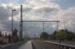 Ein neuer Mast in Radebeul West  trgt schon 2 Fahrleitungen, die Montage der Dritten wird sich noch eine Weile hinziehen....17.07.12  gegen 16:59 Uhr aufgenommen