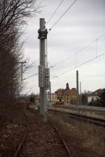 Eigentlich sollte der Fahrleitungsmast nicht mitten im Gleis stehen, oder  zumindest der  Prellbock davor stehen.
Da aber das Gleis zu Fen des Fotografen abgebaut ist droht keine Gefahr, da der Mast durch sich bewegende Fahrzeuge beschdigt werden knnte.
03.03.2012  gegen 14:55 Uhr aufgenommen, seitlicher Schnappschu von der Trassenbaustelle in Radebeul Ost.