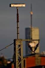 Fahrleitungsmast/Beleuchtungslampe im Rbf München Nord /Allach Untermenzing vor dem O2-Gebäude.Photo vom 27.9.2014