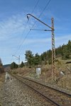 Heute Abend (01.04.16) ging eine ra zuende. Nach 80 Jahren fuhr der letzte Zug auf der Dreiseenbahn unter der alten originalen Reichsbahn-Fahrleitung. Errichtet zwischen 1934 und 36, zunchst mit 50Hz/20kV spter mit normalem Bahnstrom betrieben, leistete sie treue Dienste. Die sthetik der alten Masten verlieh der Dreiseenbahn einen ganz besonderen Charme, der nun leider fr immer verloren geht.

Hier zu sehen ist der Mast 15-7 zwischen Schluchsee und Aha, aufgenommen am 31.03.16.