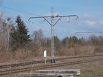 Historischer Fahrleitungsmast mit zwei Auslegern bei der Buckower Kleinbahn,am 26.März 2016,in Müncheberg.