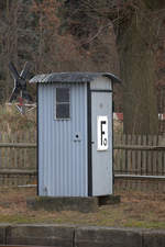 Eine typische Wellblechfensprechbude in Grovoigstberg, Strecke Freiberg-Nossen.