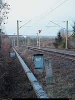 Historische Fernmeldetechnik in Form eines Signal-Fernsprechers nebst Kilometerstein in Halle (Saale), Naumburger Straße, auf der Bahnstrecke Merseburg–Halle-Nietleben (KBS 588).