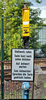 Blick auf die Sprechanlage der Anrufschranke in Zscherben, Angersdorfer Straße, an der Bahnstrecke Halle–Hann.