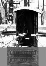 Eine alte Wellblechfernsprechbude in Neukirch (Lausitz) West.
Der Hersteller ist die Gebrder Achenbach GmbH aus Weidenau Sieg.
Der Erhaltungszustand des Firmenschildes ist leider mehr als schlecht.
27.01.2013 15:29 Uhr am Ende der Skitour aufgenommen.