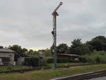 In Putbus ist wirklich wieder ein Formsignal in Betrieb gegangen.Zur Erleichterung für den Zugleiter(Fdl)braucht das Signal nicht mechanisch gezogen werden.Aufnahme am 13.Juni 2018.