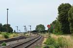 Blick vom Bahnübergang auf den Bahnhof Blumenberg. Blumenberg hat seine besten Zeiten schon lange hinter sich. Bis in die 90er Jahre war Bluemberg ein wichtiger Knotenpunkt. Hier trafen sich einmal 4 Strecken. Blumenberg-Wanzleben-Eilsleben, Blumenberg-Schönebeck, sowie Blumenberg-Egeln-Staßfurt wurden zwischen 1999 und 2002 alle samt stillgelegt und so bleibt heute nur noch die Strecke Magdeburg-Halle. Von den ehemals 3 Bahnsteigen und 6 Bahnsteiggleisen ist heute nur noch ein Bahnsteig in Betrieb. Gehalten wird hier nur noch bei Bedarf. Ende des Jahres zum Fahrplanwechsel wird der Halt in Blumenberg aufgegeben. 2020 soll auch die mechanische Signal und Sicherungstechnik durch ein ESTW ersetzt werden und die Strecke auf 120km/h durchgängig ausgebaut werden. Somit dürfte es nach dem Umbau mit dem Bahnhof Blumenberg entgültig zu Ende gehen. 

Blumenberg 21.07.2018