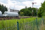 Blick über den Zaun auf die Gleise des Bahnhofes Niedersachswerfen (nördlich von Nordhausen, Strecke Nordhausen-Herzberg-Northeim) 11.07.2014 Hinter dem Gebäude befindet sich das