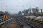 Morgenstimmung am 29.12.18 mit beleuchteten Signalen und Weichenlaternen in Hanau Hbf Südseite vom Bahnsteig aus fotografiert