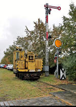 Am Ausgang des Lokschuppens Staßfurt stehen diese beiden Formsignale neben einem FEW Kranwagen Typ AK 1600, Nr.