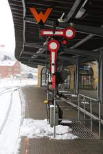 Ein kurioses kleines HP 2 Flügelsignal steht hier am 6.1.2021 noch immer in Funktion auf dem Hausbahnsteig des Bahnhof Goslar!