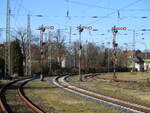 In Demmin sind die Ausfahrsignale G,H und I als Formsignale Richtung Grimmen noch in Betrieb.Auch die Formsignale Richtung Neubrandenburg sind noch in Betrieb.Aufgenommen am 26.Februar 2022.