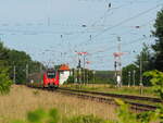442 815 und ein unbekannter 3-teiliger Talent II fahren als RE 7 kurz vor dem Erreichen von  Wiesenburg (Mark) Richtung Dessau.

Wiesenburg, der 15.06.2022