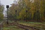 Blick auf die hochstehenden Sperrsignale in Mariagrube. Links wurde das Gleis für die Zugfahrten als der Güterbahnhof ausgelassen wurde. Weichen wurden verreigelt und alle Signale für dieses Gleis auf Fahrt gestellt. 1998 wurde die Strecke nach Siersdorf entgültig stillgelegt. Ende 2022 wurde die Strecke bis Mariagrube freigeschnitten da es aktuelle Pläne einer Reaktivierung bis Siersdorf und eine Verlängerung bis Baesweiler gibt. 

Mariadorf 19.11.2022