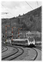 Die DB  Hamsterbacke  3442-205 fährt am 11.04.2023 als RE14a (Rottweil - Stuttgart) auf Gleis 3 in den Bahnhof Horb ein. Die Tage sind gezählt, an denen die Formsignale hier noch stehen. Dahinter sind die neuen KS-Lichtsignale bereits aufgebaut. Es bleibt also nicht mehr viel Zeit, um das historische Ambiente zu fotografieren.