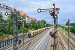484 013 passiert als S41 die Ausfahrsignale des Güterbahnhofes von Neukölln. 

Berlin 21.07.2023