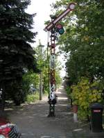 Dieses kurze Flgelsignal hat ein schattiges Pltzchen im Schmalspurbahnhof Radebeul Ost gefunden, 15.09.07