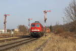 Noch stehen die Formsignale im Bahnhof von Wünschendorf Elster, aber wie schon weiter hinten zu erkennen sind die neuen Lichtsignale schon vorhanden. Hier ist die 232 093 von BBG eingebettet zwischen 2 Formsignalen. Aufgenommen wurde die Ludmilla am 10.03.2026
