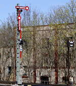 Formsignal und Gleissperrsignal in Zeitz.27.03.2026   09:28 Uhr.