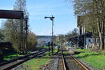 Blick auf den Bahnhof Hilchenbach vom Bahnübergang Mühlenweg. Das Stellwerk ist Einheitsbauart und wurde 1932 in Betrieb genommen.

Hilchenbach 06.04.2024