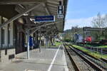 BLick vom Bahnsteig in Richtung Erndtebrück am Bahnhof Hilchenbach. Links befindet sich das 1932 in Betriebgenommene Stellwerk mit Einheitsbauart.

Hilchenbach 06.04.2024
