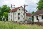 Historische Technik im Bahnhof Gerlenhofen: Der Fahrdienstleiter kurbelt die Bahnschranke herunter. Die Schrankenwinde befindet sich auf dem Bahnsteig unter einem kleinen Abdach (31.05.2026).