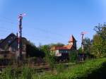 Formsignale an der Bahnhofsausfahrt in Markranstdt. Dazwischen ist das historische Gebude der Freiwilligen Feuerwehr zu sehen, 21.04.2009.