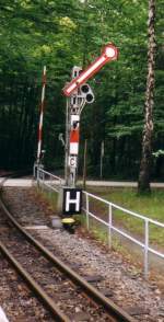 Dies ist ein Signal und eine Schranke  bei der Chemnitzer Parkeisenbahn.