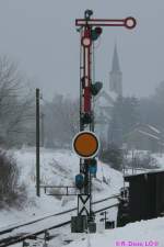 Formsignale an der KBS 727 03; 16.01.2010, 13.19 Uhr:  Bahnhof Dggingen: stliches Einfahrsignal (aus Richtung Donaueschingen) mit Ausfahrvorsignal  