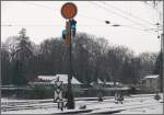 Das Vorsignal zeigt Halt auf dem Bodenseedamm bei Lindau. (02.12.2010)