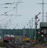 Sicher völlig zurecht zeigt das nördliche Ausfahrt Signal in Löwenberg  Hp2 (man beachte den Versatz der Doppelstockwagen des RE nach Stralsund).Der danebenstehende Richtungsanzeiger (?)ZS4  zeigt  ein großes G (könnte Gransee bedeuten)
Die beiden gelben Zweiwegebagger der Strabag  waren die ganze Zeit (30 Minuten ) gemeinsam  unterwegs und transportiertren jeweils 3 !! angehängte Schwellen von einem Stapel zur Baustelle, Entfernung 250 m. Dabei waren 5 Arbeitskräfte im Einsatz.Aufgenommen am 07.09.12  gegen 16:11 Uhr im Bahnhof Löwenberg.