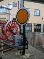 Dieses ehmalige Vorsignal steht funktionslos in Stralsund.Aufnahme vom 06.November 2012.