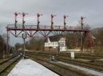 Signalbrücke und mechanisches Stellwerk Hf (Harzburg Fahrdienstleiter) der Bauform Jüdel (in Betrieb seit 1906); 24.01.2015  