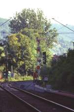 Nach Stilllegung des alten Mosbacher Bahnhofs und Verlegung der Gleise im Zuge der geplanten S-Bahn werden die alten Formsignale durch Lichtsignale ersetzt. Herbst 1996