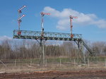 Nachdem Wechsel von Formsignalen auf Lichtsignale,brachte man die bekannte Signalbrücke von Müncheberg nicht zum Schrott.Am Kleinbahnhof hat die Brücke einen neuen Abstellplatz gefunden