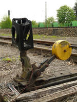 08.05.2010,  Sieht desolat aus, aber funktioniert noch und wird bei Bauarbeiten von Zeit zu Zeit benutzt. Weiche an den Gütergleisen im Bahnhof Hochstadt-Marktzeuln.