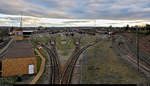 Blick auf die Richtungsharfe des Rangierbahnhofs (Rbf) Kornwestheim mit dem Spurplandrucktastenstellwerk  Krf , Standardbauart 60 von Siemens, Inbetriebnahme 1969, für den Ablaufberg.