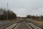 Die zwei Anschlussgleise zum Tanklager Emleben am 04.03.2022. Von einem öffentlichen BÜ aus fotografiert.