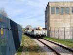 Beladene Wagen auf dem Freigelände von Siemens Energy, am 27.03.2024 in Erfurt. Durch den Zaun fotografiert.