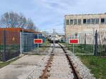 Der Gleisanschluss von Siemens Energy am 27.03.2024 in Erfurt. Von einem Bahnübergang aus fotografiert.