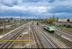 Westliche Ausfahrt des Bahnhofs Neubrandenburg, von der Fu�g�ngerbr�cke aus gesehen.
Viel Betrieb ist nicht – da kann sich 185 548-5 getrost ausruhen.

🧰 ITL Eisenbahngesellschaft mbH (ITL)
🕓 13.4.2025 | 15:22 Uhr