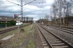 Hier sieht man die  sdliche Bahnhofsausfahrt von Rommerskirchen, das an der Bahstrecke von Rheydt nach Kln-Ehrenfeld liegt. An diesem Bahnhof sollte nach dem Willen der Millitrs in Berlin eine strategische Eisenbahn von Neuss ins Ahrtal die Bahn kreuzen. Das zweite Geleis von rechts fhrt ber eine Verbindungskurve auf
den fertigestellten Damm bis nach Oberaussem zum Kraftwerk.