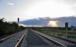 Gleise im Abendlicht, von Euskirchen-Wikirchen in Richtung Eifel - 25.09.2010 (aufgenommen von einem Feldweg-Bahnbergang).