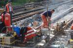 Gleisbauarbeiter beschftigt an einer Weiche, die in Kreuztal am Gleis 1 angschlossen ist und die den Bahnverkehr von Siegen nach Bad Berleburg und umgekehrt regelt.