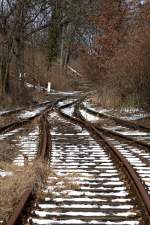 Dreiwegeweichen gehren eher auch zu den  aussterbenden  Gleisanlagen.
Hier die Weiche des schon lange stillgelegten Anschlugleises zur Getreide AG in
Groenhain, Nhe Cottbusser Bahnhof.  17.03.2013  13:08 Uhr 