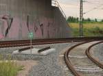 Ein Gleisstck zwischen einem Anschlussgleis zu einem Umspannwerk und der Neubaustrecke Erfurt - Halle/Leipzig, am 20.06.2013 bei Erfurt Linderbach.