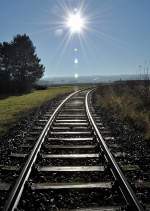 Ausgedientes und stillgelegtes NATO-Gleis im Gegenlicht.